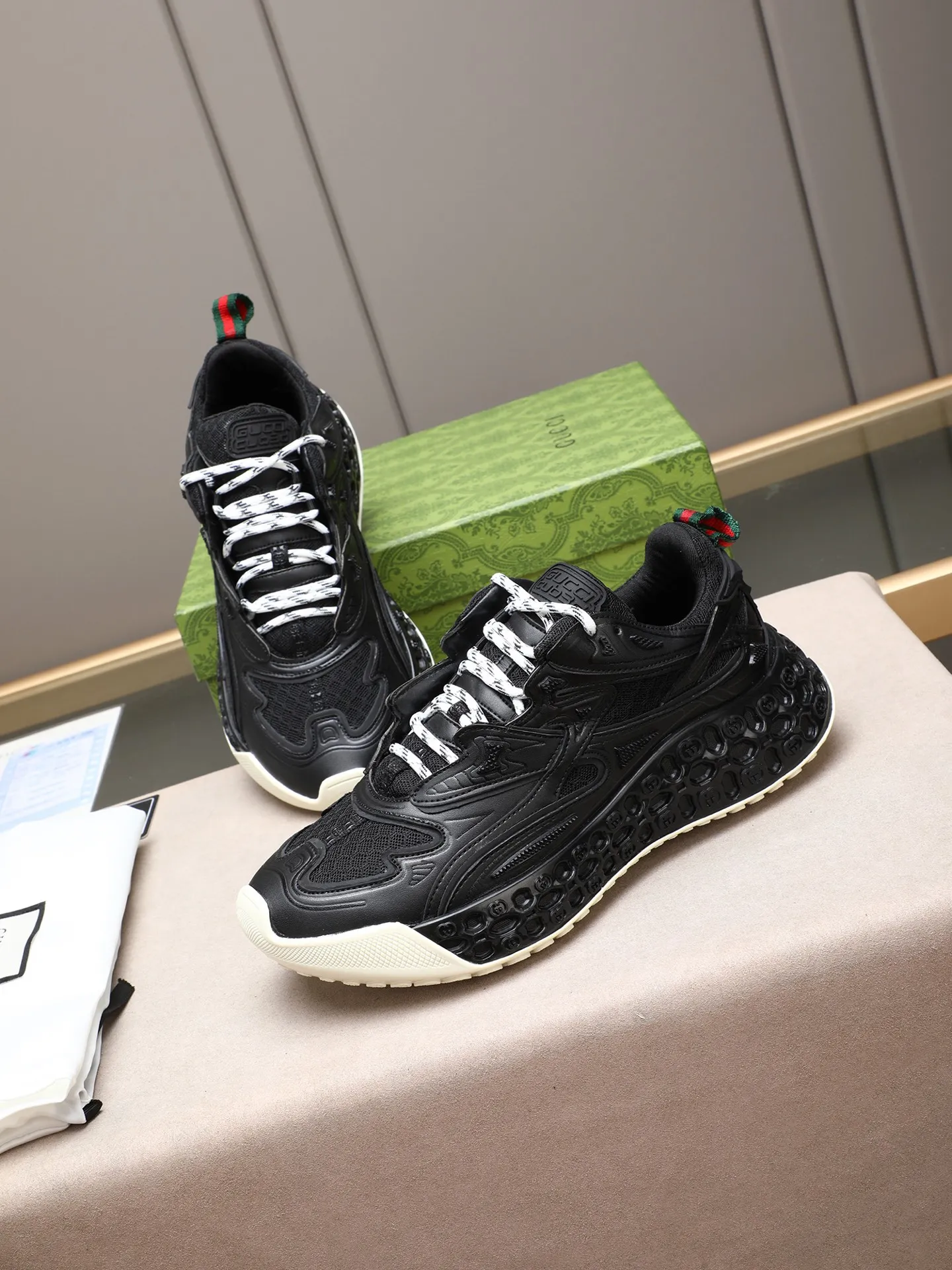 Men's men's shoes 💰660 Gucci Ri men's shoes 💰le series 2025 casual sports shoes, buy the original and accurately reproduce it! Restore the quality of details, Gucci Ri men's shoes 💰le series sports shoes are made with innovative stitching technology to create a flowing texture like water. The cowhide leather is paired with three-dimensional interlocking Double G leather patches and Gucci letter accessories, creating a free flowing texture of the entire shoe with a 3D effect. A classic and versatile piece that feels super comfortable on your feet! 38-44 (45 customized)